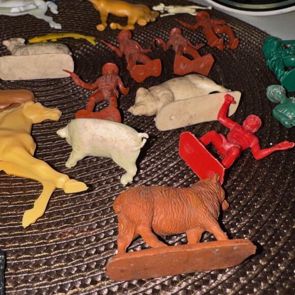 Vintage Plastic Toy Figures Lot – Cowboys, Indians, Horses, Soldiers & Animals - Picture 4 of 8